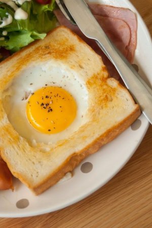 4abbe6b1efcf34e1237527bc87da4019--fried-eggs-breakfast-birds-nest-recipe-breakfast.jpg