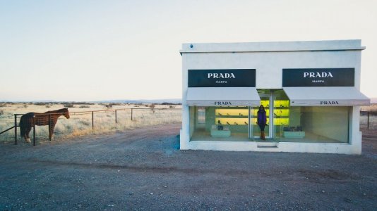 1920px-2014-03-28_horse_Prada_Marfa.jpg