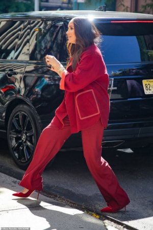 harry-and-meghan-leave-carlyle-hotel-for-day-two-of-their-three-day-new-york-city-tour-768x1152.jpg
