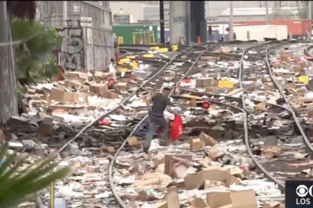 LA-train-tracks-blanketed-in-empty-boxes-as-thieves-target.jpg