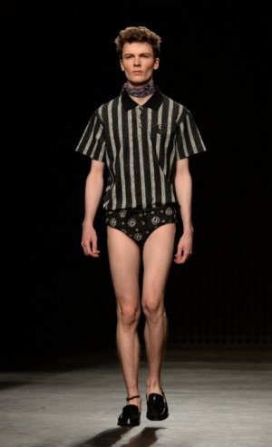 weird-fashion-clothes-funny-hilarious-pics-fashion-week-london-weird-trends-001.jpg