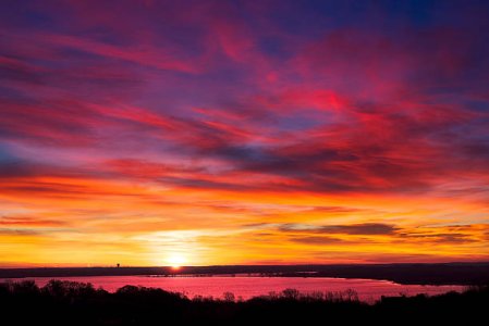 benbrook-lake-sunrise-picture-id506907374.jpg