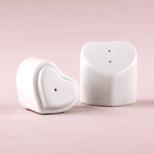 Interlocking_Hearts_Salt_And_Pepper_Shakers_2_600x.jpg