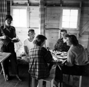 1945-078 WRM and MXB with Berkeley crowd c1945.jpg