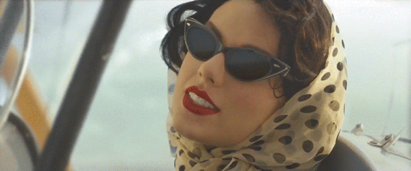 taylor-swift-holding1.gif