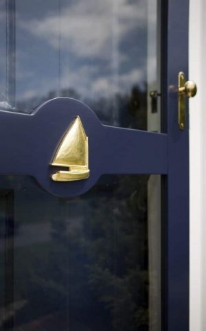 13-deep-blue-and-gold-boat-on-storm-door.jpg