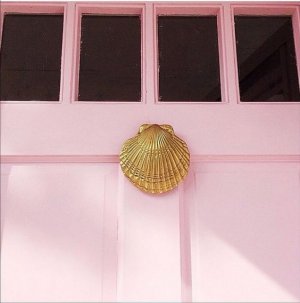 10-pink-door-with-scallop-shell-knocker.jpg
