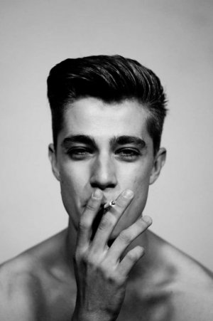 ray-liotta-shirtless-smoking-cigarette-photo-u1.jpg