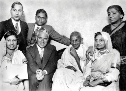 Charlie-Chaplin-Mahatma-Gandhi-1931.jpg