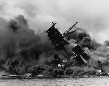 437px-The_USS_Arizona_(BB-39)_burning_after_the_Japanese_attack_on_Pearl_Harbor_-_NARA_195617_...jpg