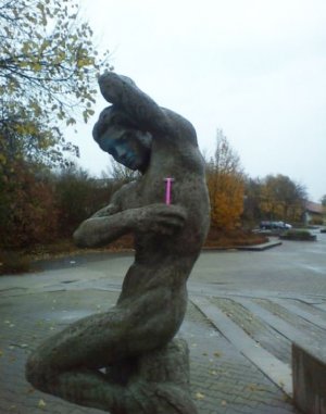 people-playing-with-statues-funny-posing-25-59317d283e971__605.jpg