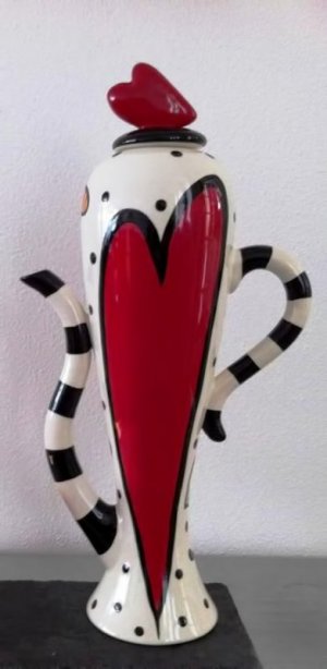 Alice-in-Wonderland-Queen-of-hearts-Teapot.jpg
