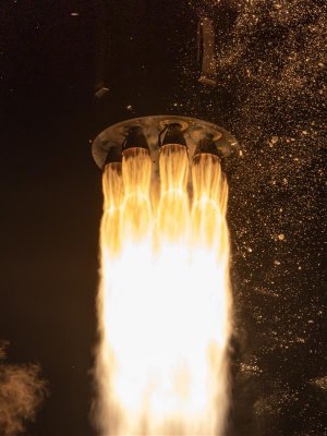 FWVt6HoUUAIiZkNrocket launch.jpg