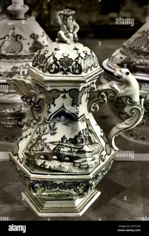 teiere-teapots-`alla-berain`-1740-faenza-ferniani-regoli-palazzo-madama-casaforte-degli-acaja-...jpg