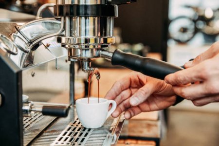 coffee-making-picture-id899747432.jpg