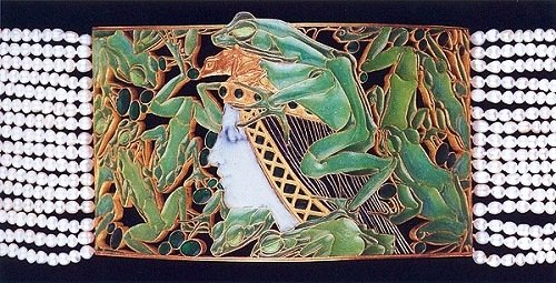 Rene-Jules-Lalique.-Gold-enamel-glass-pearls-1899.jpg