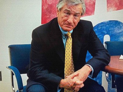 robert-de-niro-limitless-gold-tie.jpg