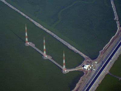 KGO-AM_transmission_towers_SF_Bay.jpg