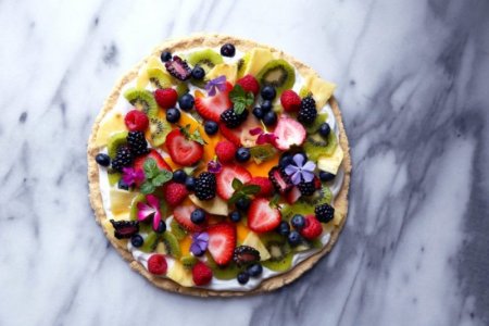 fruit-pizza-whole-1-1024x683[1].jpg