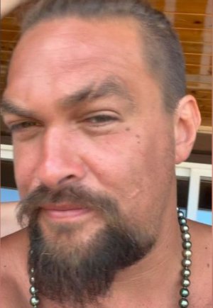 220906105830-jason-momoa-haircut-super-tease-3223290389.jpeg