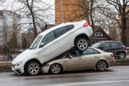 riga-latvia-car-accident-bmw-hyundai-strange-situation-roof-139911599.jpg