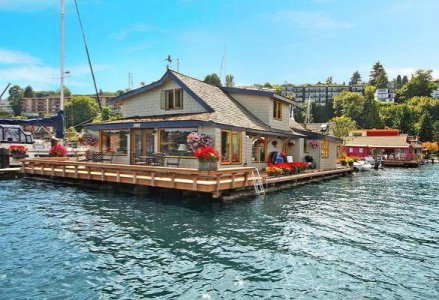 54c4a28cc30d0_-_01-hbx-sleepless-in-seattle-houseboat-de-s2.jpg