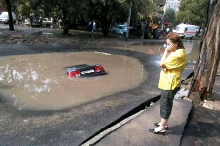 Funny-Situations-Girl-Looking-Drowing-Car.jpg