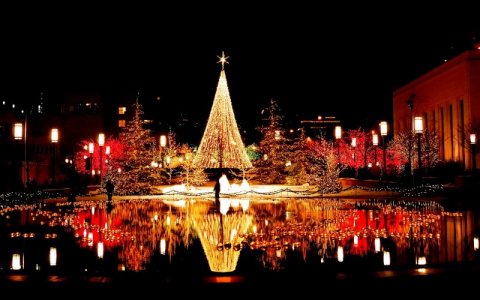 wonderful-christmas-decorations-in-the-city-by-night-mirror-1920x1200.jpg