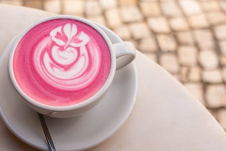 Pink-Latte-at-Dear-Breakfast-in-Lisbon.jpg