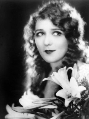 01-mary-pickford-gettyimages-74285575.jpg