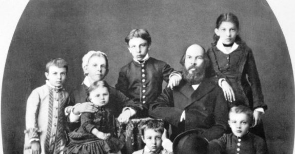 GettyImages-89859448-Lenin-Family.jpg