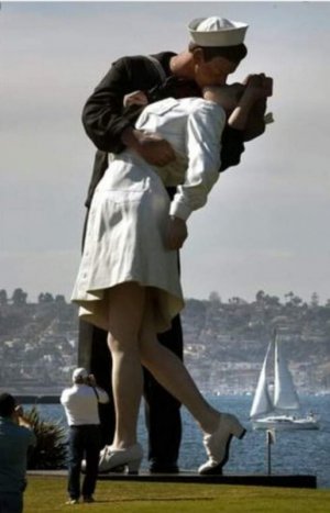 kiss statue SF CA.jpg