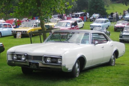 1967_Oldsmobile_Delta_88_HT_sedan,_Castle_Hedingham_2008.jpg