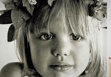 childhood-celebrities-when-they-were-young-kids-199-58b6db88c7ed1__700 (2).jpg