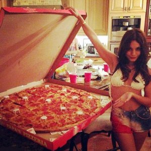 bikini pizza.jpg