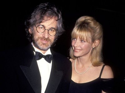 steven-spielberg-kate-capshaw-4-f100b3aa6d8e4e618edef8092adf59f4 (1).jpg