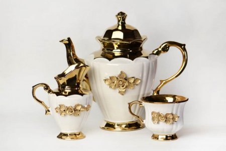 Antique-teapots.jpg