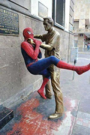 hilarious-pics-of-people-posing-with-statues_1501139913110.jpg