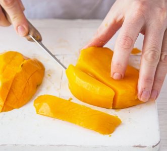 Cutting-mango-6e6b903.jpg