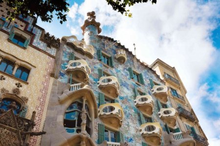Gaudi-CasaBatlo-Exteriorcopy-4e8d32aa2ac54d95813ffcef06e87549.jpeg