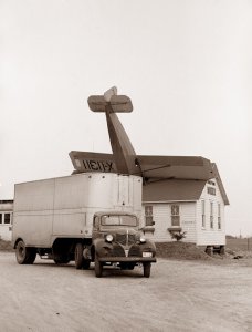 plane-crash-roof DE 1939.jpg