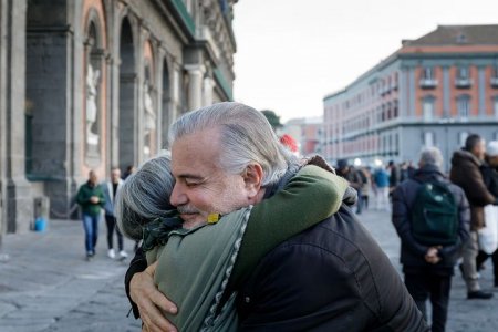 embrace-4788167__480.jpg