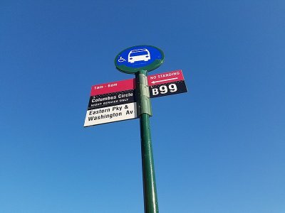 B99_bus_stop_sign,_Eastern_Parkway_near_Brooklyn_Museum,_September_2020.jpg