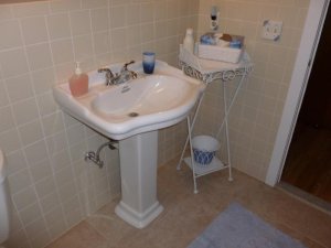 bathroom sink (800x600).jpg