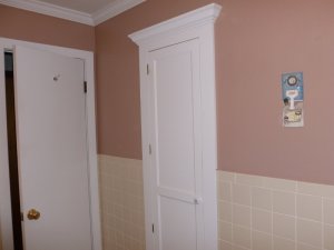 door closed in bathroom (800x600).jpg