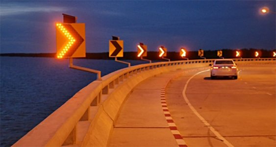 road-safety-flash-led-lighted-road-signs-traffic-warning-arrow-sign-630723051.jpg