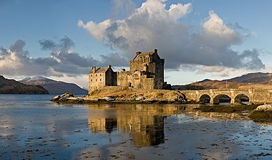 Eilean_Donan_Castle,_Scotland_-_Jan_2011.jpg