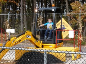 Aaron in digger1 (800x600).jpg Aaron in digger1 (800x600).jpg