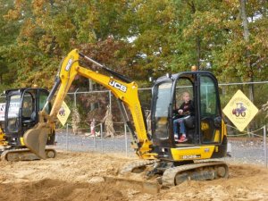 justin in digger1 (800x600).jpg justin in digger1 (800x600).jpg