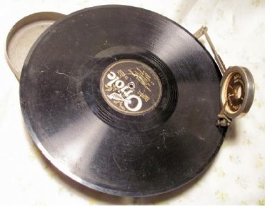 portable phonograph4.jpg